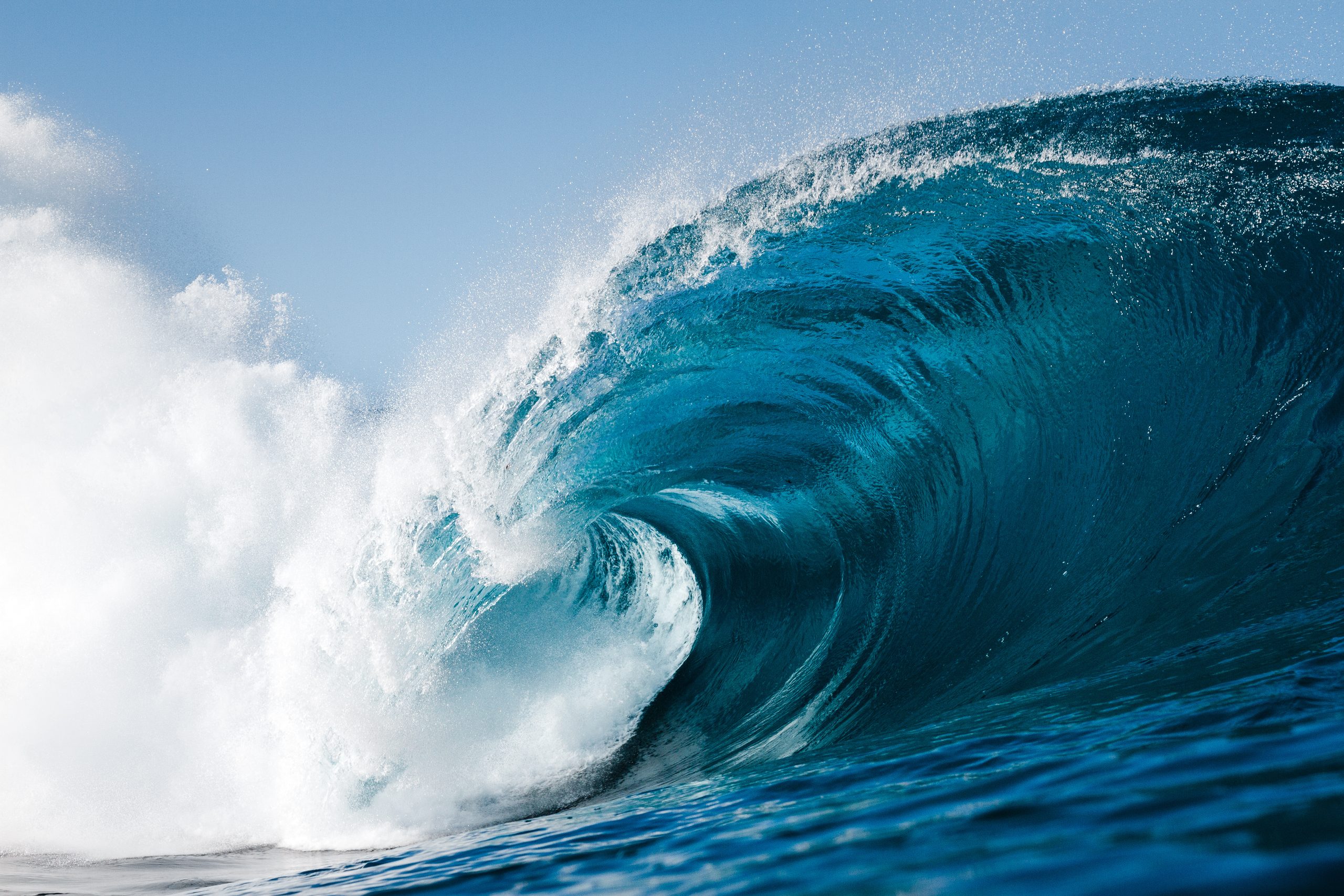 olas durante un día de verano